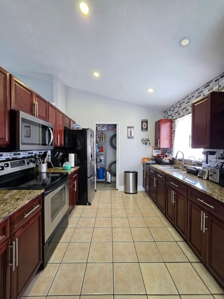 Building Photo - 763 Country Woods Cir