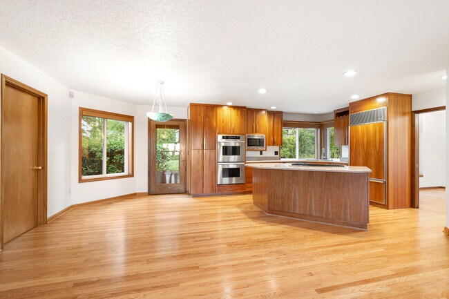 Building Photo - 1324 Stonehaven Dr