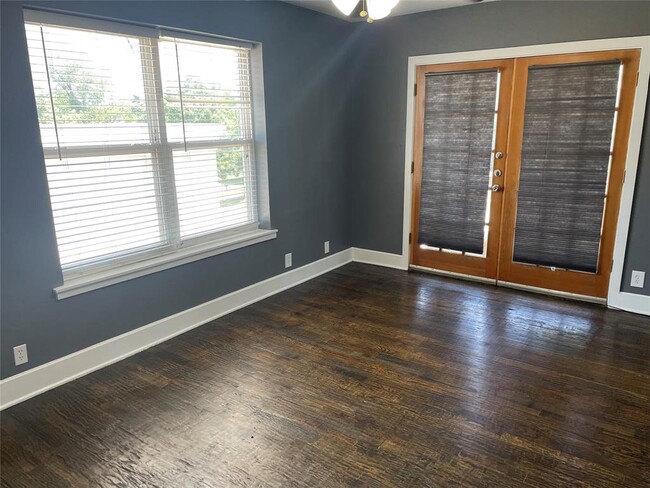 Building Photo - 1122 N Zang Blvd