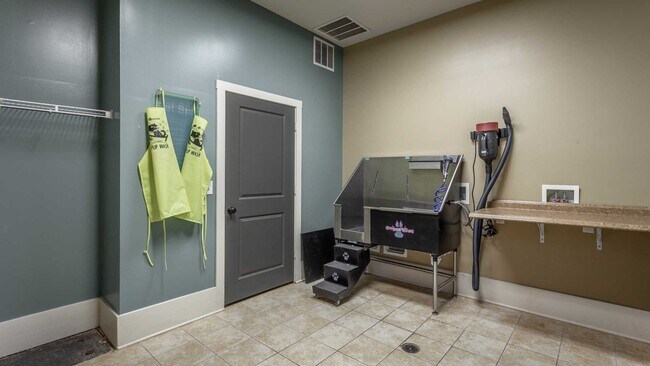 Building Photo - 1 Old Fairway Rd