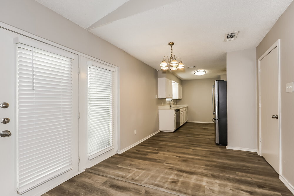 Building Photo - 6004 Cool Springs Dr
