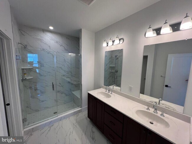 Building Photo - 8106 Donatello Dr
