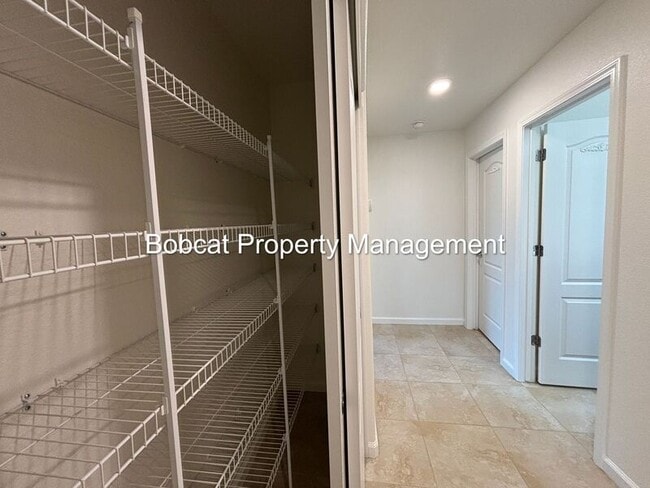 Building Photo - 100 Deschutes Dr