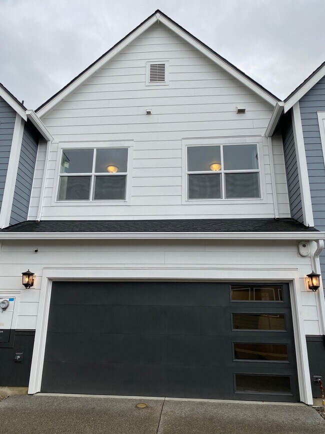 Building Photo - 7447 SE Chinquapin Dr