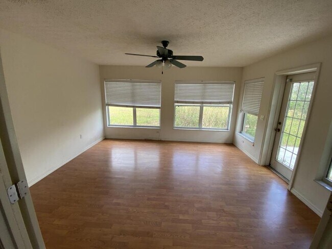 Building Photo - 1999 N Cloverdale Terrace