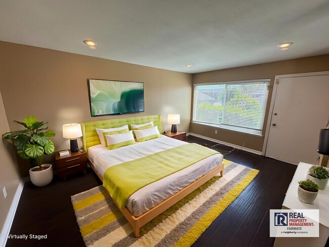 Building Photo - 2 Bed, 1 Bath Condo with a view of the hills!