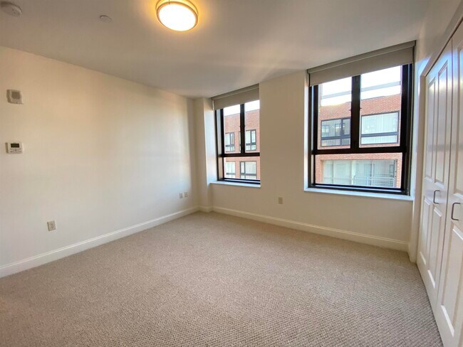 Building Photo - 875 Elm St