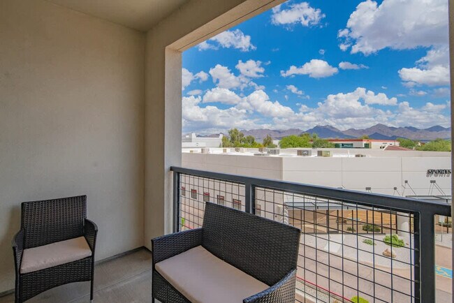 Building Photo - 15501 N Dial Blvd