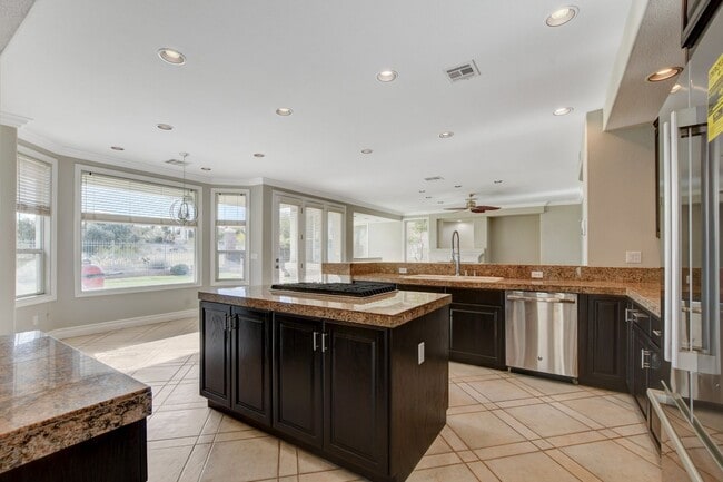 Building Photo - COMING SOON!! $1000 off 1st months Rent Guard-Gated Golf Course Living on the 14th Green!