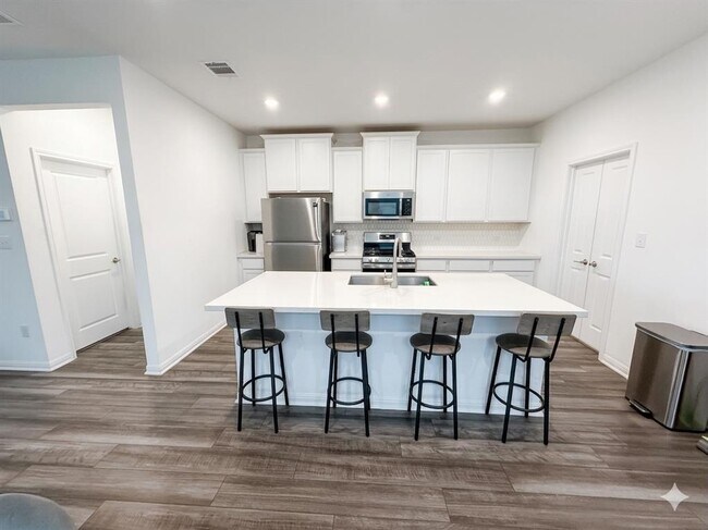 Building Photo - 144 Lime St