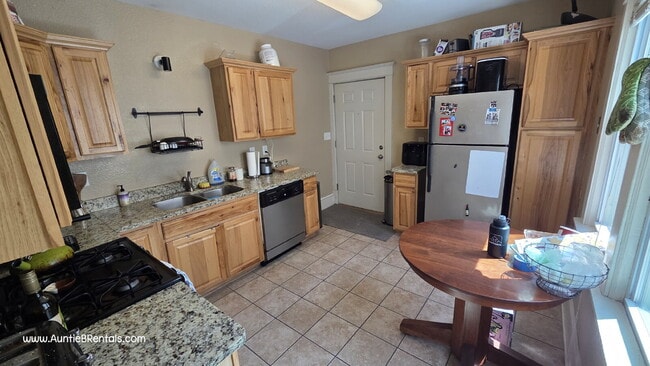 Building Photo - 2BR 1BA Beautiful Triplex Upper Unit - VIDEO TOUR
