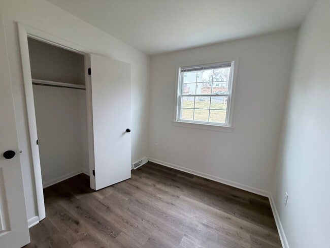 Building Photo - 52 N Front St