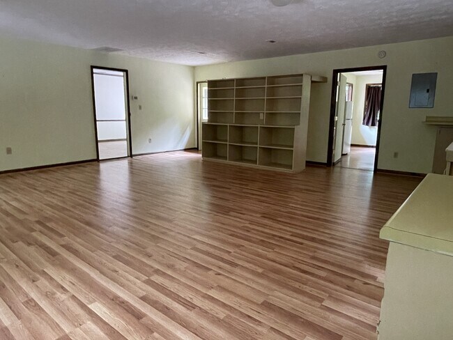 Building Photo - 170 Longview Dr