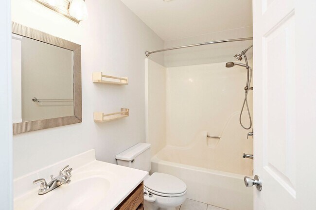 Building Photo - 1011 Highlands Dr