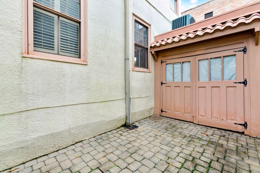 Building Photo - 1617 Soniat St