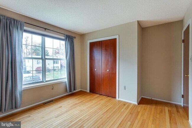Building Photo - Brick Split Foyer With Large Backyard, 2 K...