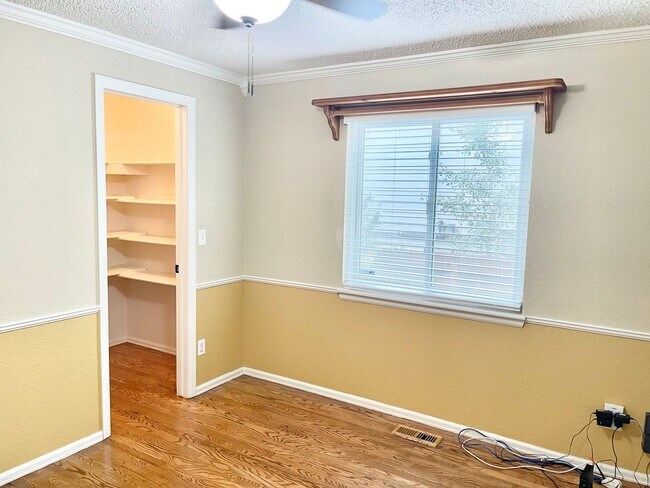 Building Photo - Large Clean Home in Aurora