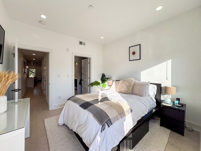 Building Photo - 231 Maverick St