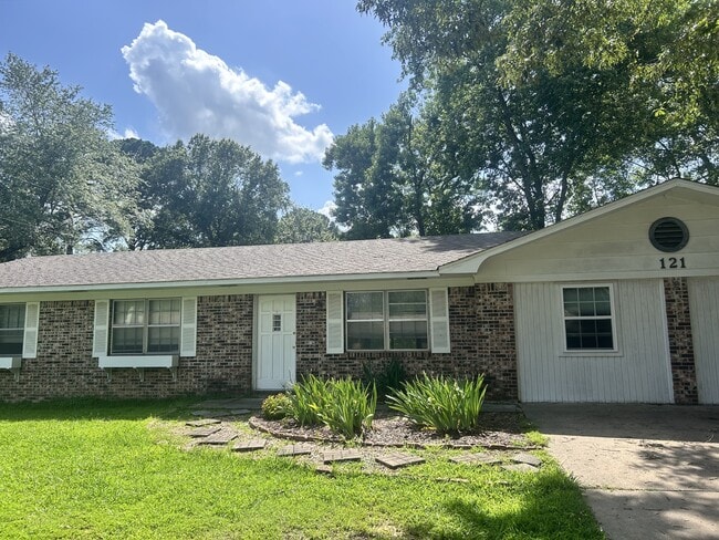 Primary Photo - 121 Shamrock Dr