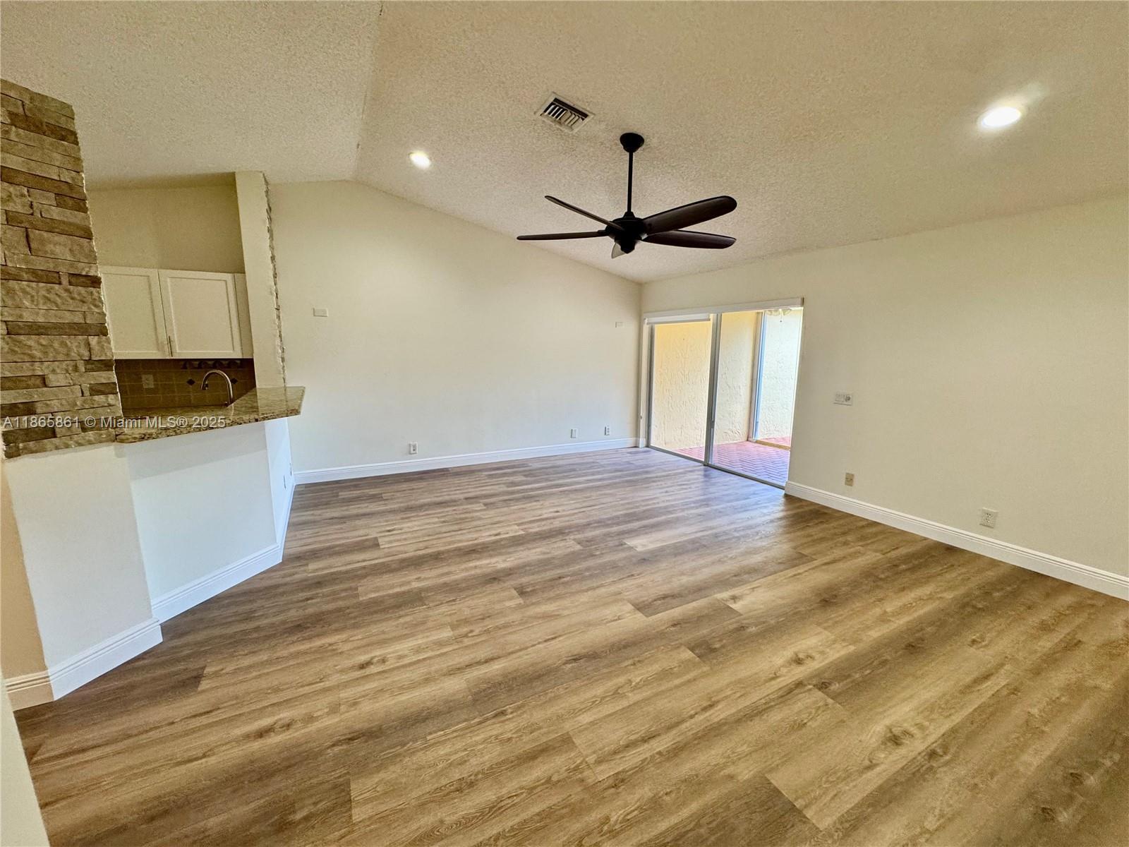 Building Photo - 4272 Pine Ridge Ct