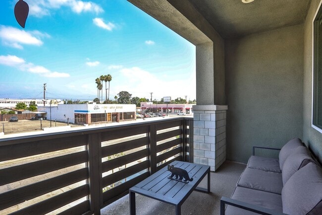 Building Photo - 3 bedroom 2.5 bath in Gated Community