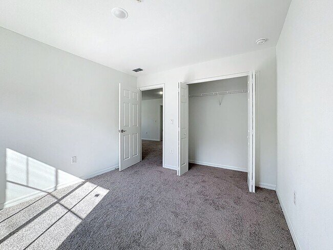 Building Photo - Townhouse For Lease in Saint Cloud