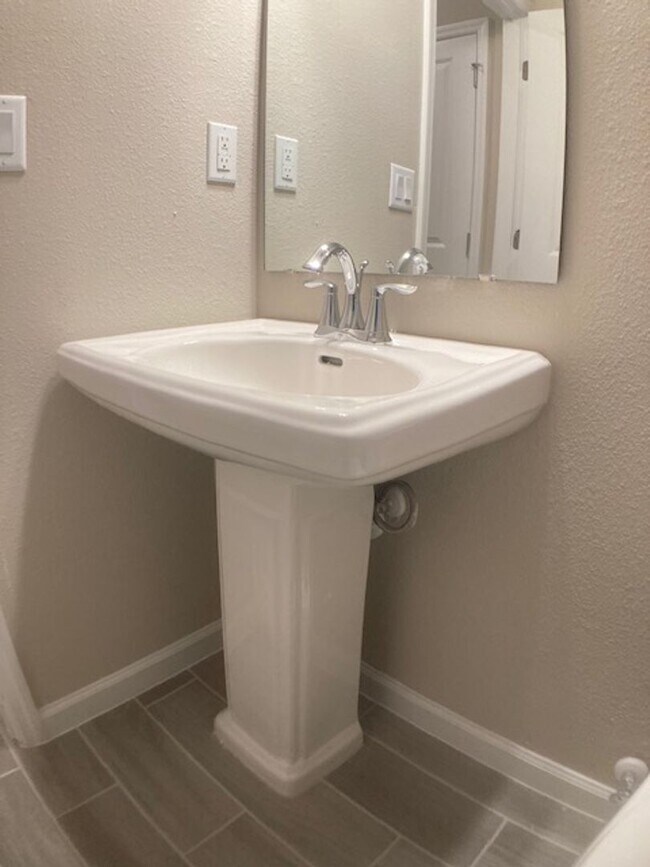 Building Photo - Stylish & Low-Maintenance Living in Oakleaf Community