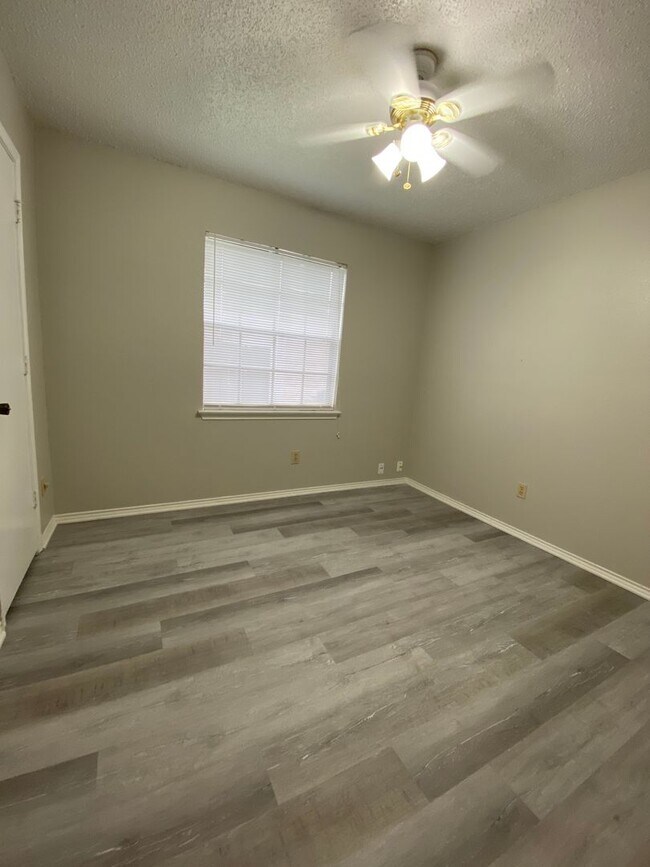 Building Photo - 320 Spring Branch Ln