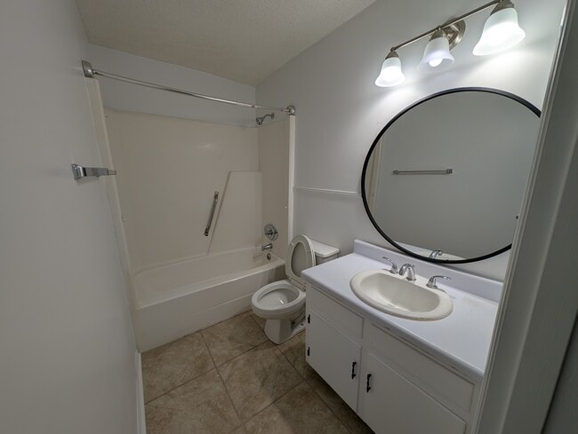 Building Photo - 542 S Woodburn Dr