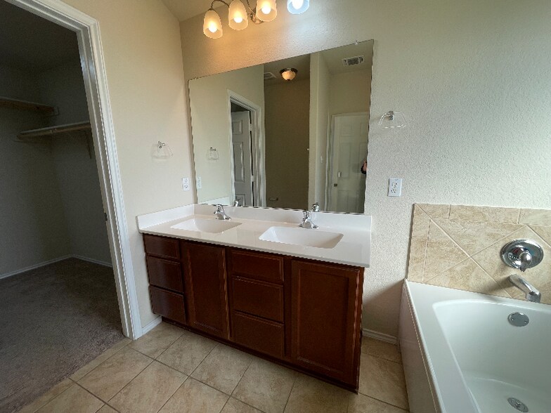 Building Photo - 2720 Samson Dr