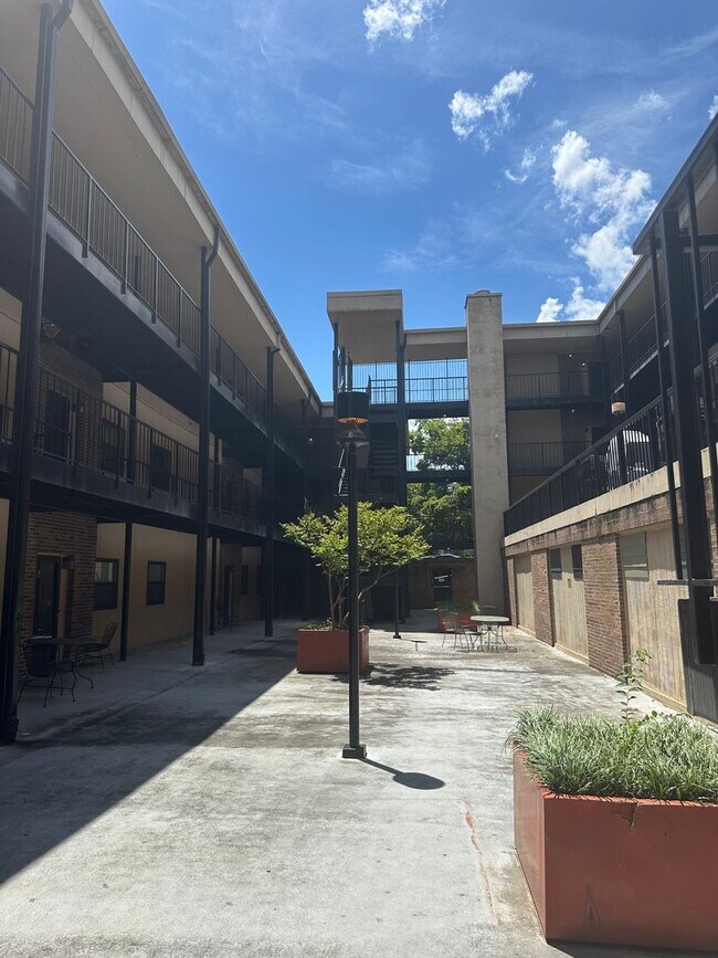 Building Photo - Spacious Renovated 3-Bedroom Condo Near UT Campus