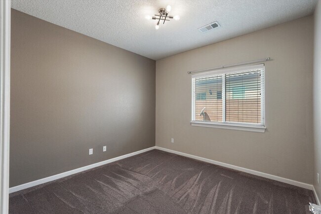 Building Photo - 224 Valle Alto Dr NE