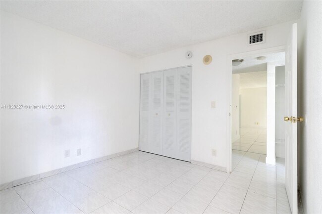 Building Photo - 17021 N Bay Rd
