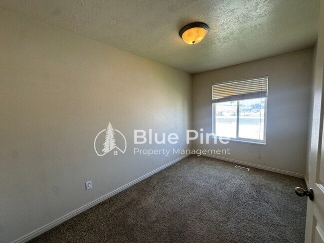 Building Photo - 429 Raven Way