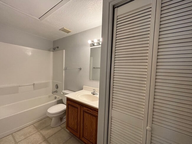 Building Photo - DARLING ONE BEDROOM FOR RENT!