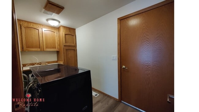 Building Photo - Beautiful open floorplan in amazing Steilacoom!!  All appliances included, large yard!!