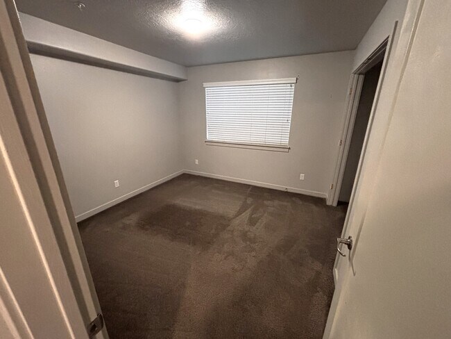 Building Photo - 1700 S Sandhill Rd