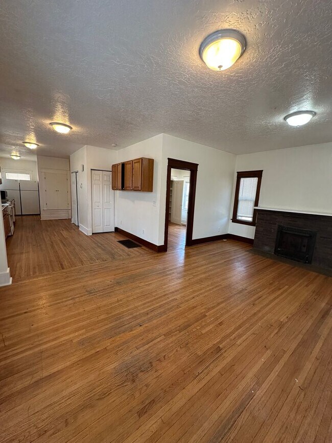 Building Photo - 5 Bedroom House Available Now