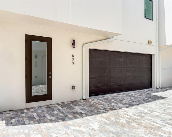 Building Photo - 627 Petit Wy