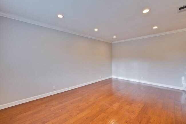 Building Photo - Warm and Inviting 3 bedroom, 2 Bath Home