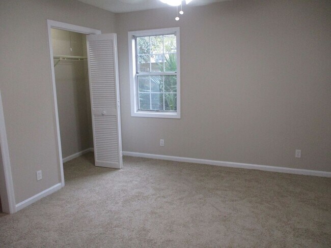 Building Photo - 803 W Island Square Dr