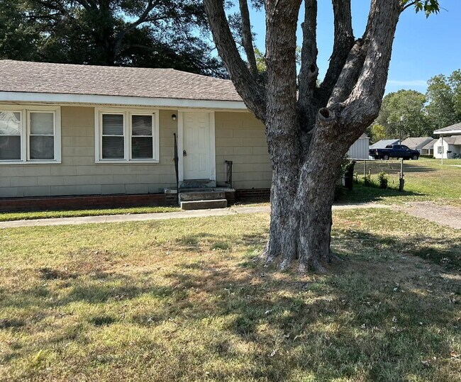 Building Photo - 2 bedroom, 1 bath duplex.