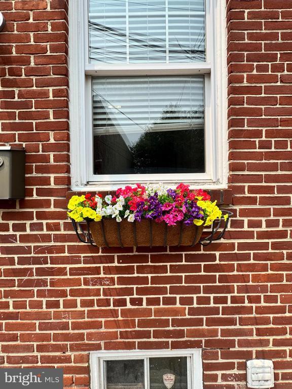 Building Photo - 928 N Bambrey St