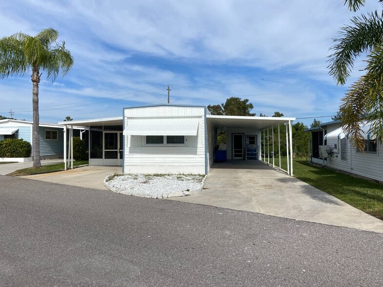 Building Photo - 12 Shoreland Dr