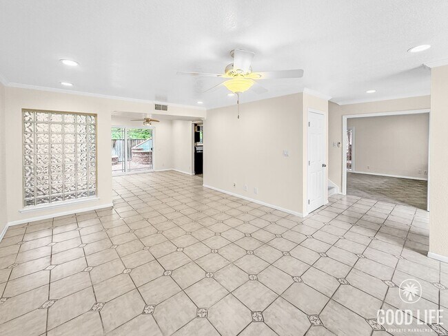 Building Photo - Beautiful 4Bd/2.5Ba Spacious Home in Mission Viejo w/Large Front & Back Yard!