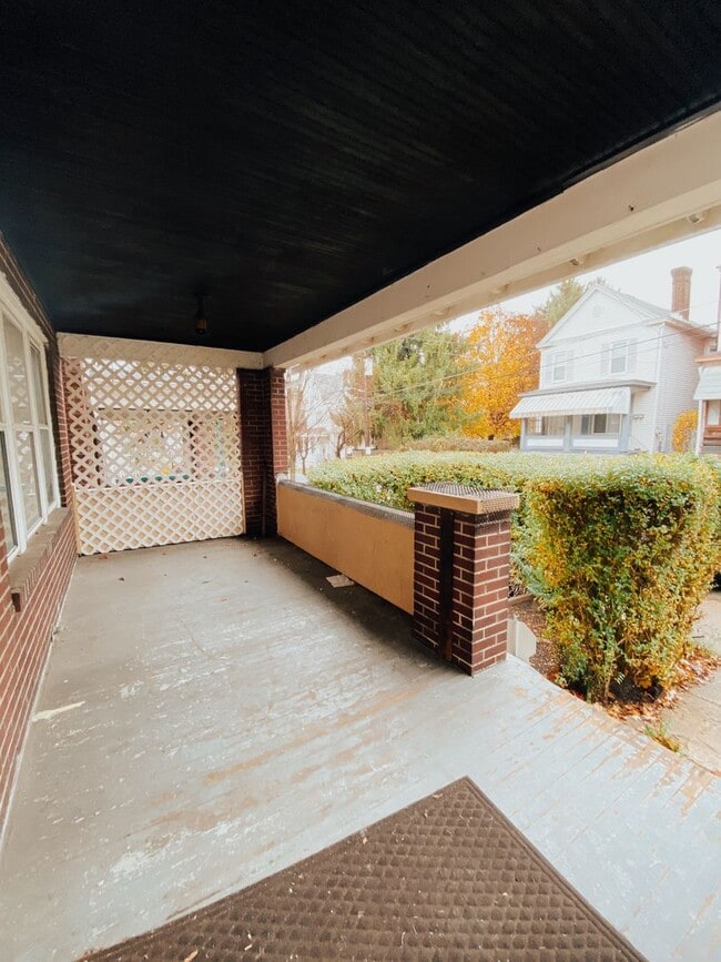 Building Photo - Large 3 Bedroom with Central AC in Sheraden
