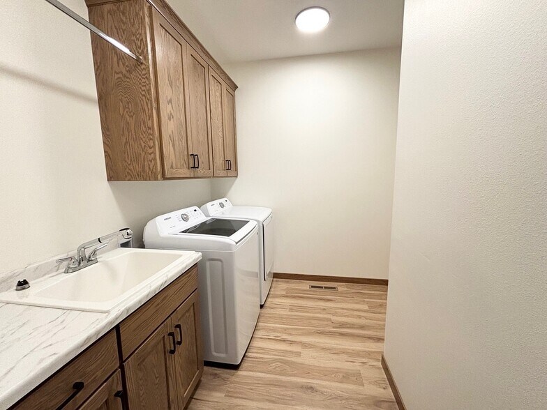 Building Photo - 575 Main St W