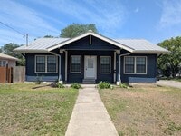 Building Photo - Woodlawn Beauty!