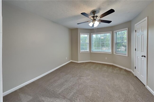 Building Photo - 6161 Longwood Chase