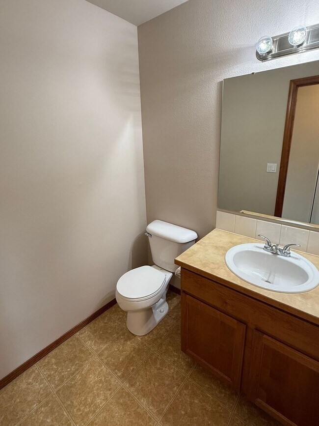 Building Photo - Beautiful 4 Bedroom in the Hidden Lake Community!